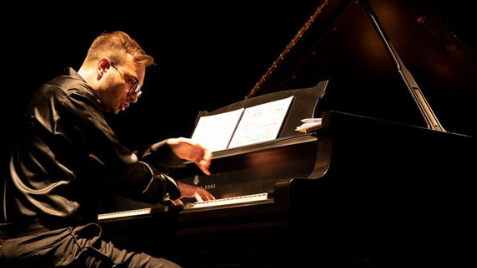 Leonardo Colafelice performs at grand piano.